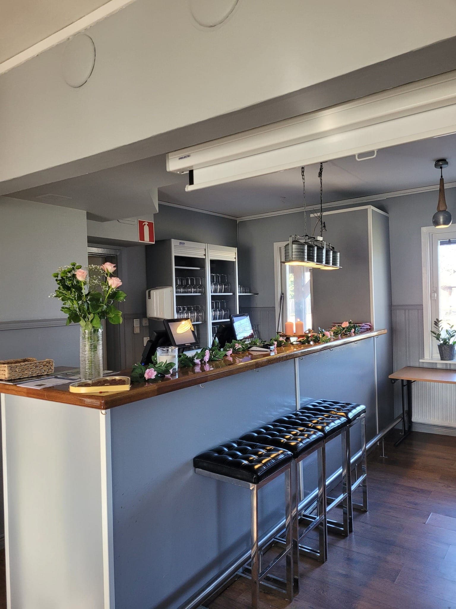 Bar med barstolar och rosor