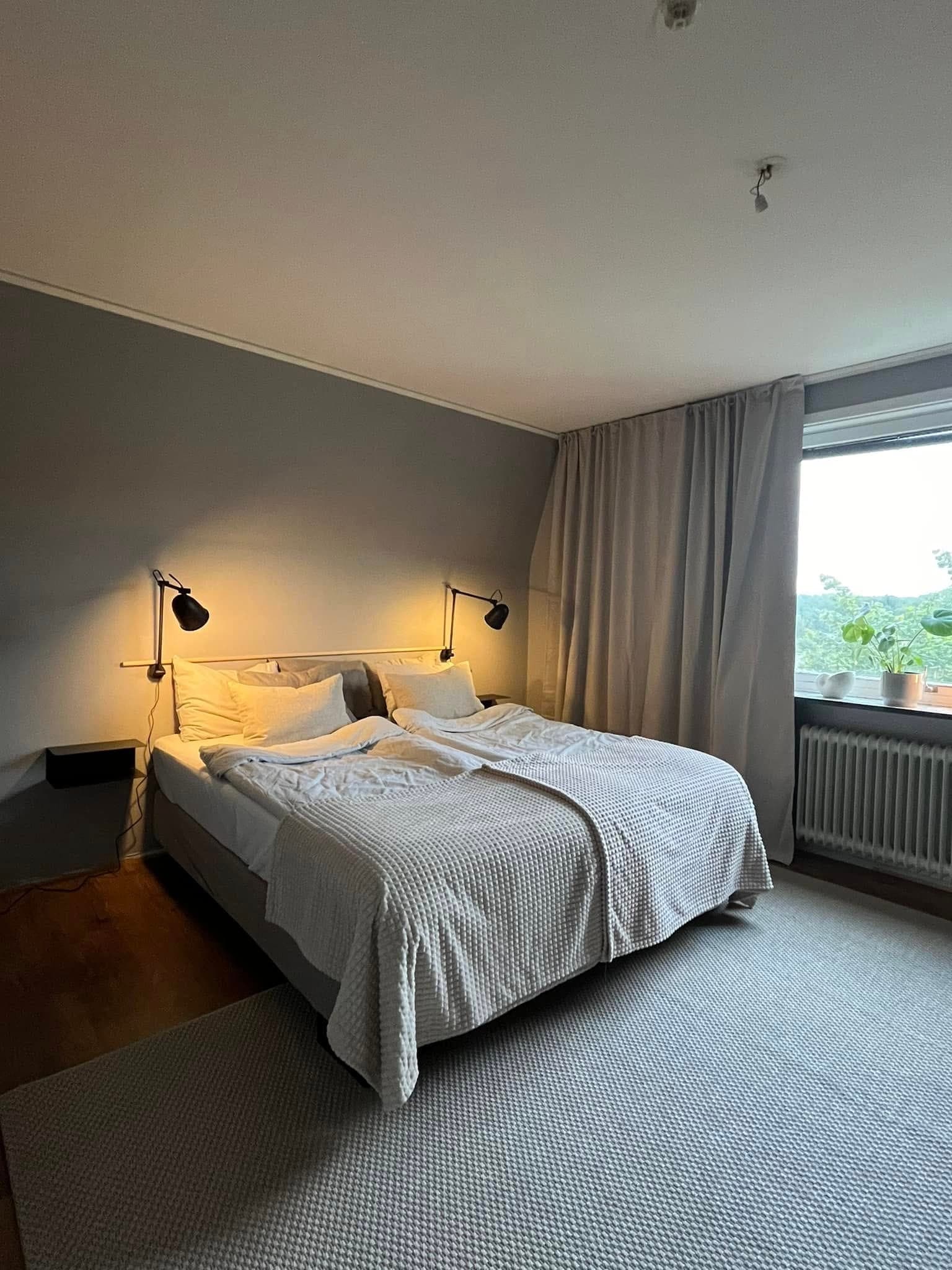 Dubbelrum med vit sängkläder