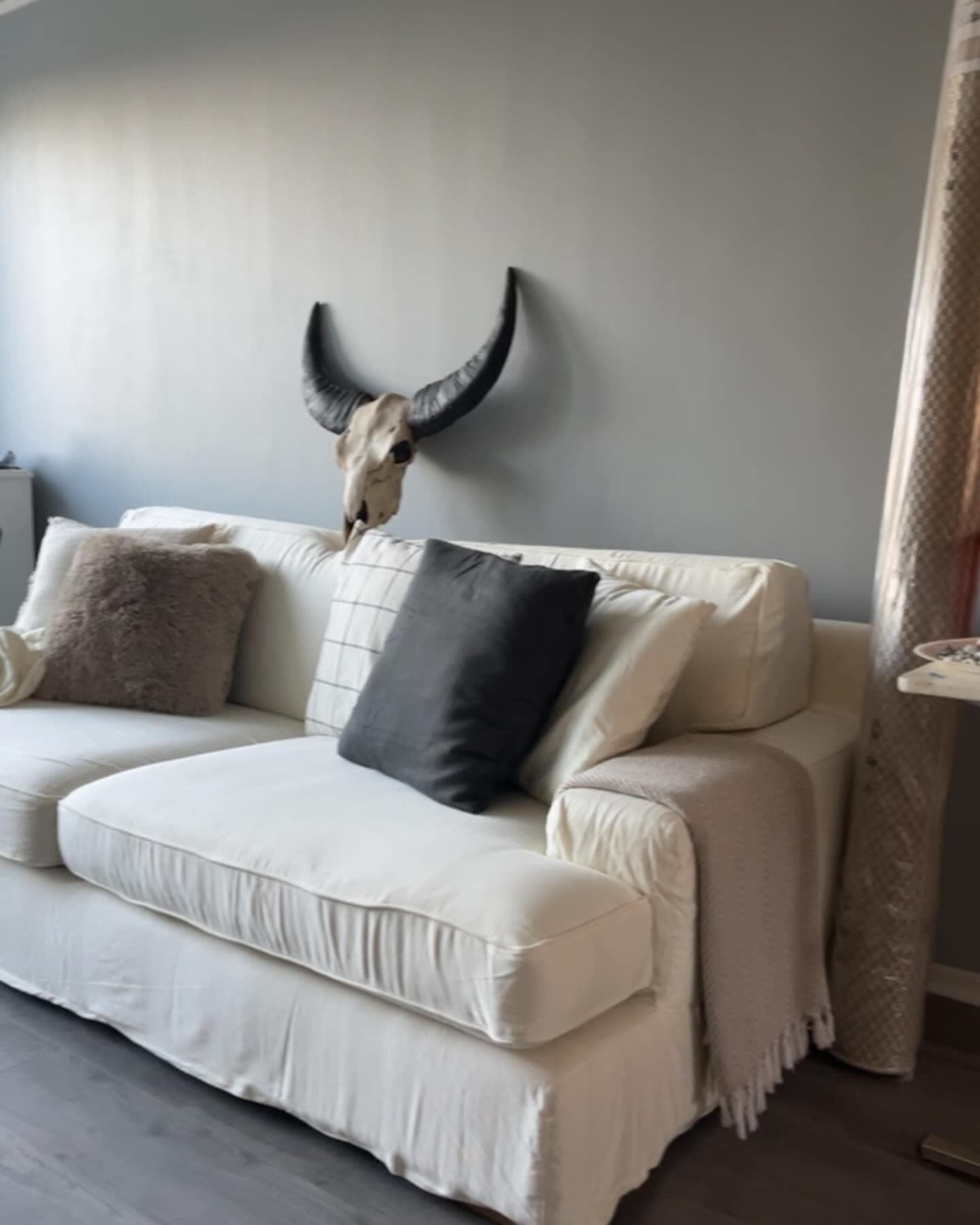 Lounge med vit soffa